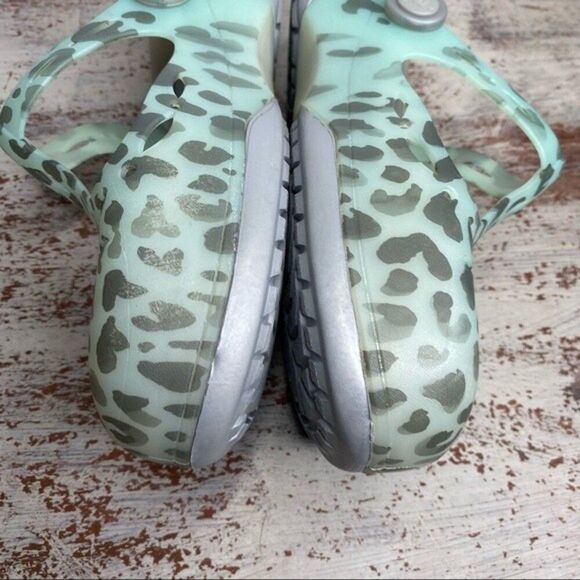 Crocs Women's Carlie Leopard Fade Clog Mule Shoes 6 - Picture 4 of 10